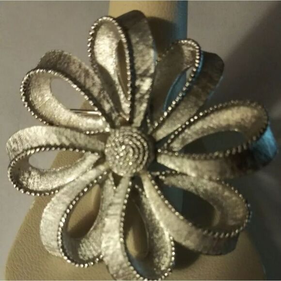 VINTAGE ESTATE SIGNED CROWN TRIFARI SILVER TONE 2" BROOCH - Picture 9 of 10